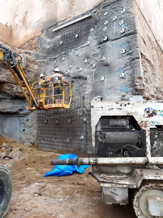 Clouage et béton projeté au pied de la muraille, falaise fluviale de Rabat