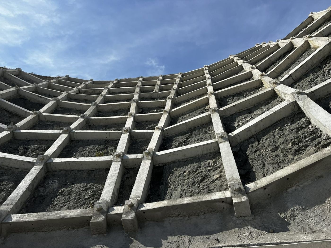 Confortement de versant par grille de poutres en béton armé ancrées, Tanger Med